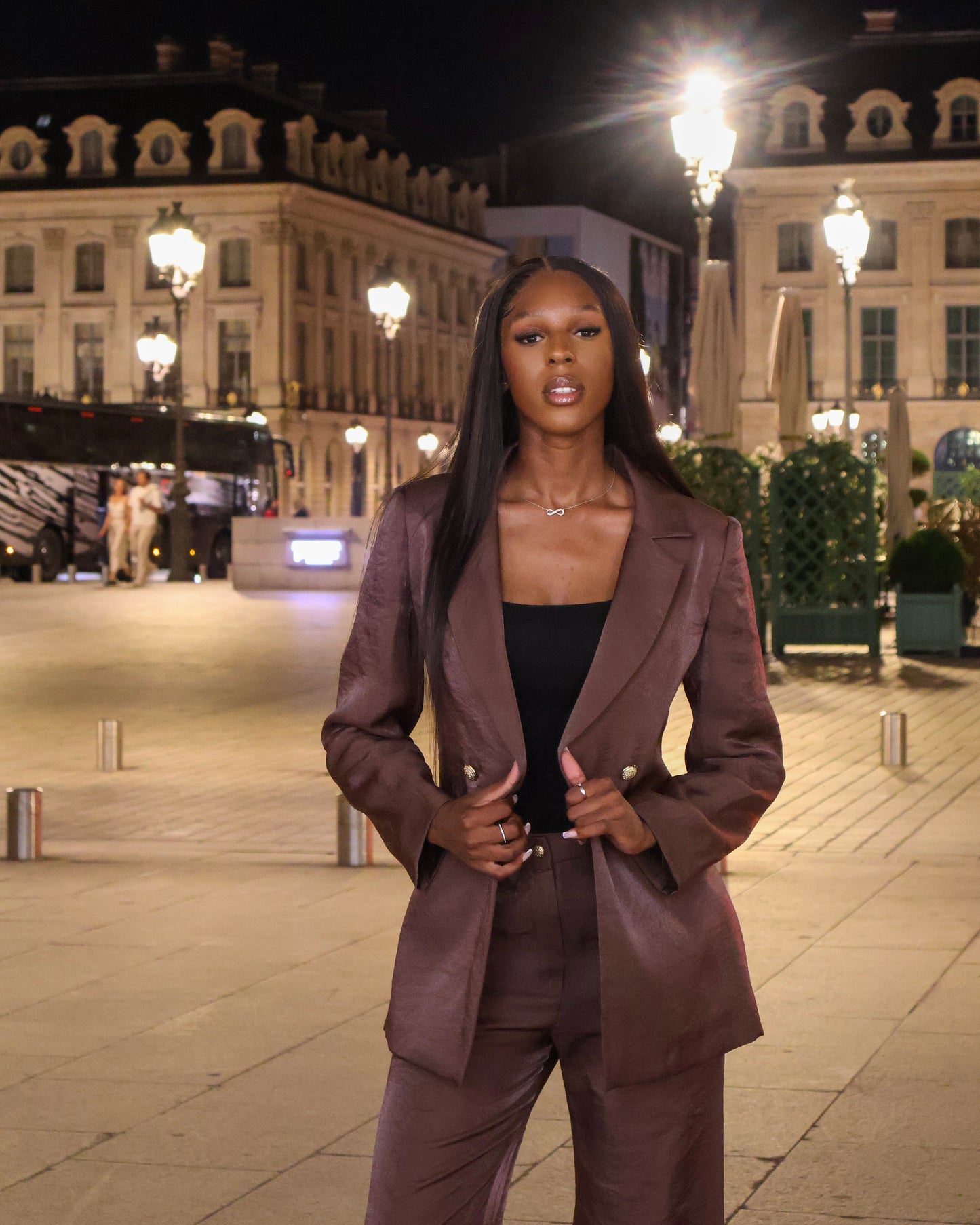 Tailleur marron satiné