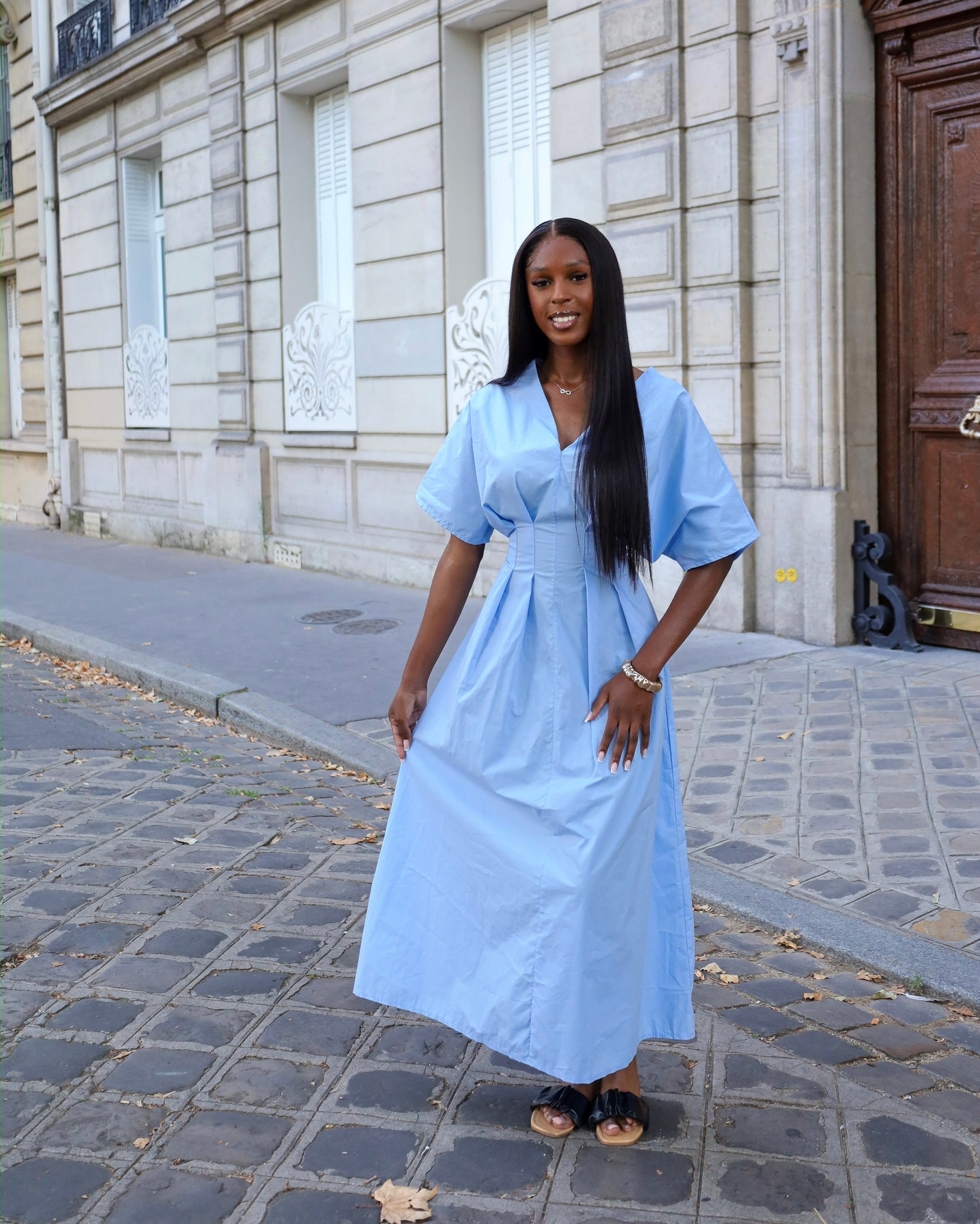 Robe bleue à nouer à la taille