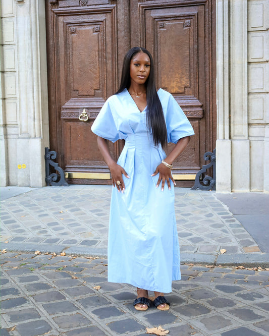 Robe bleue à nouer à la taille