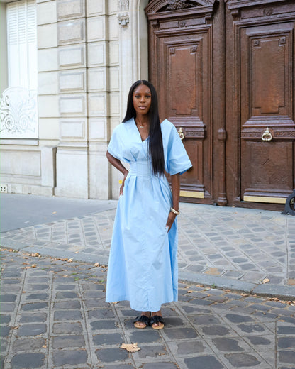 Robe bleue à nouer à la taille
